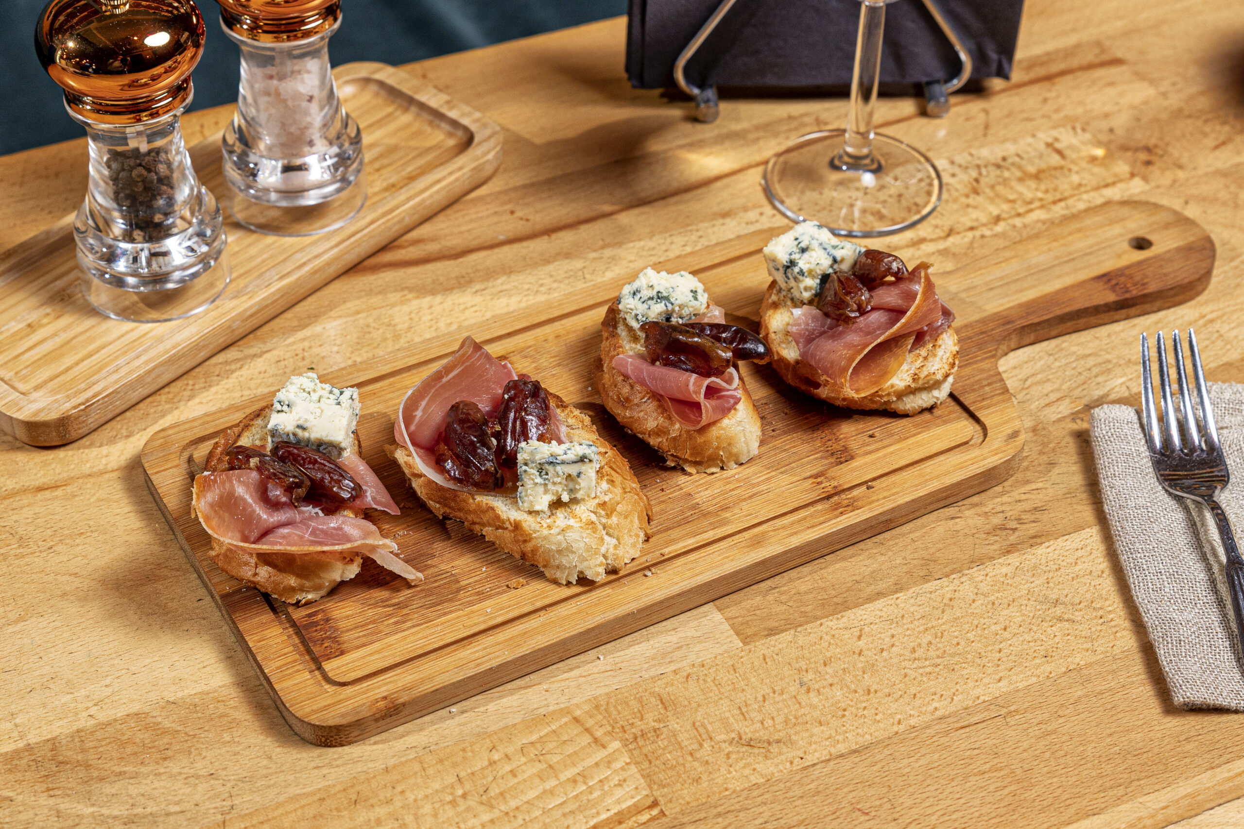 Bruschette cu Prosciutto, blue cheese si caise confiate  180g (45g,60g)