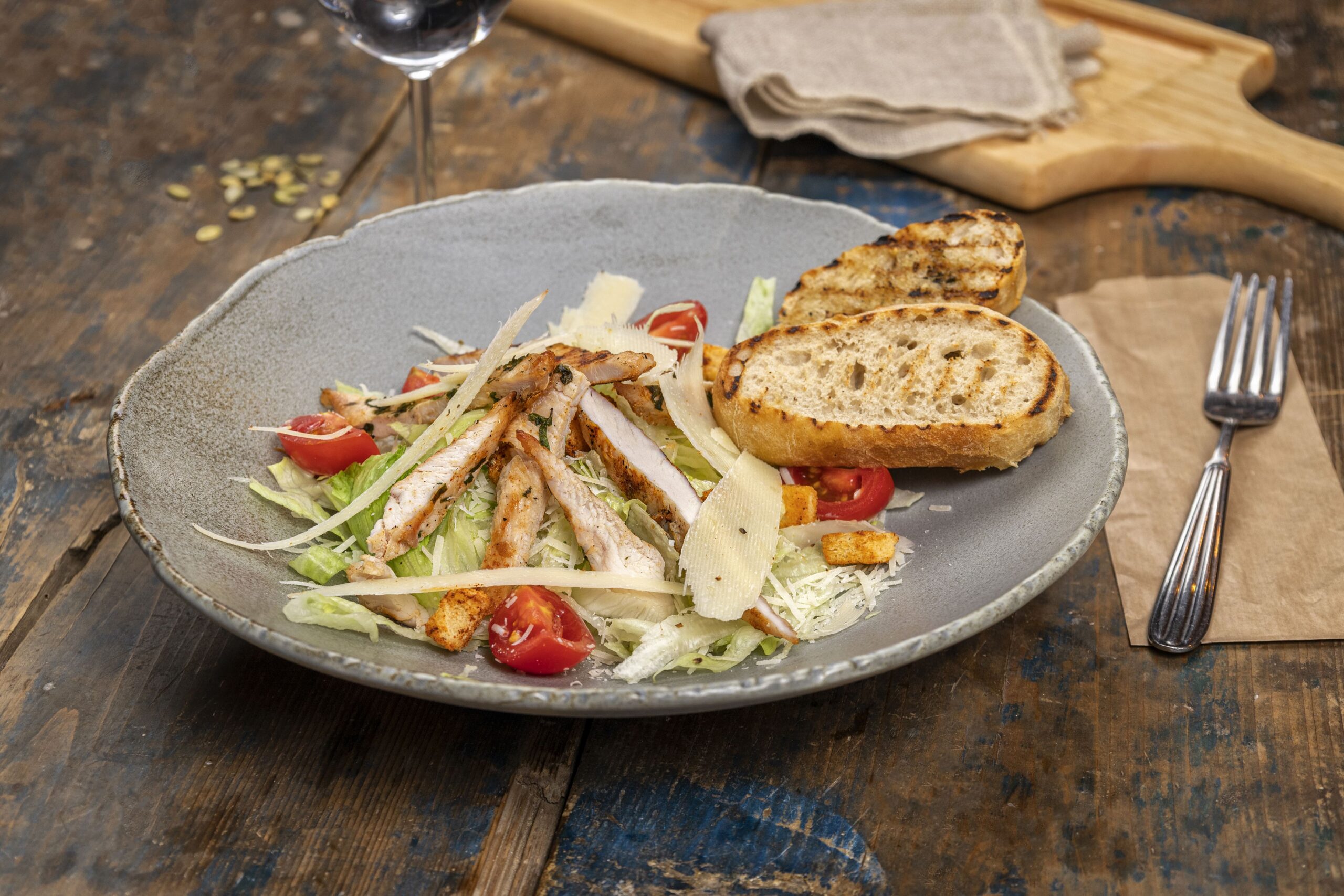 Salata Caesar cu piept de pui 350g (100g, 30g)