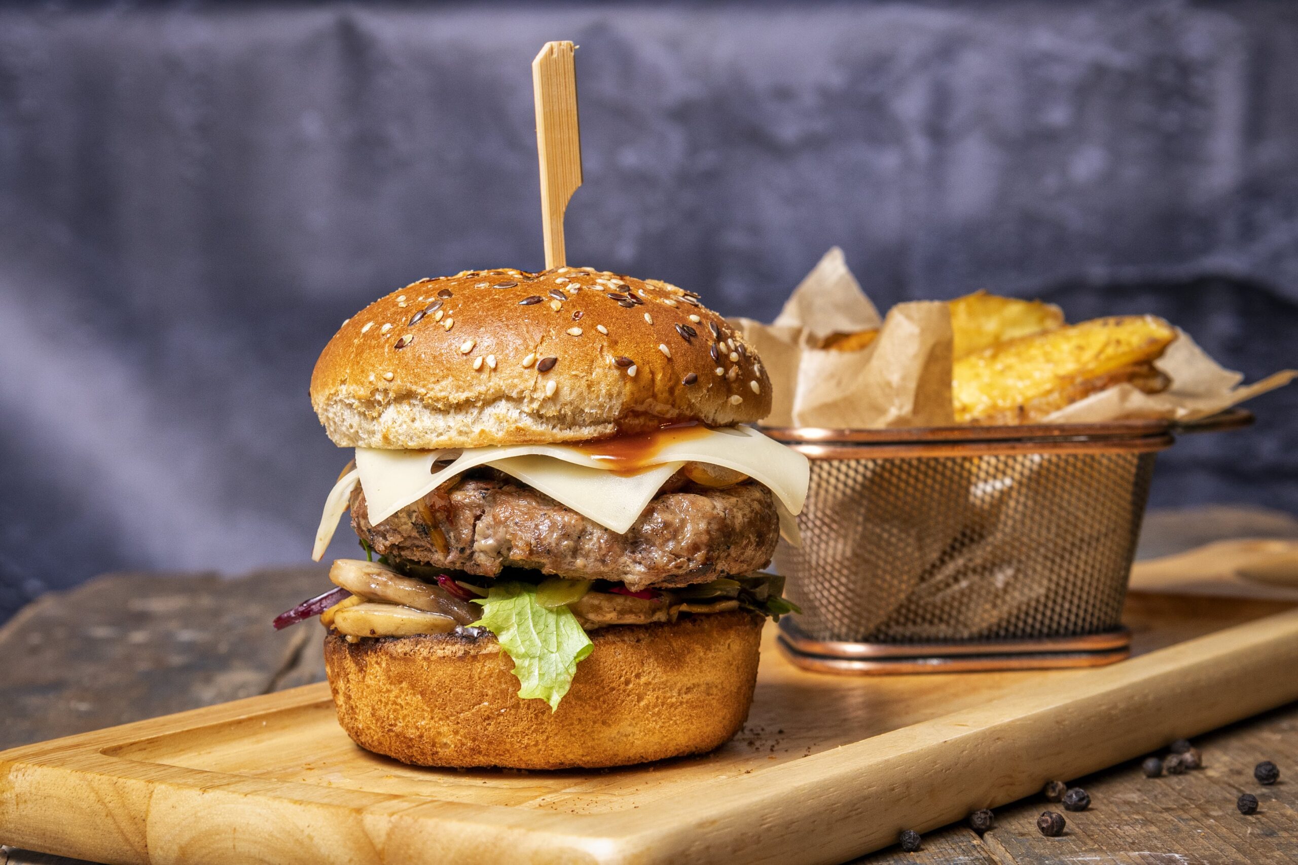 Bibliotheque Burger cu cartofi Crispers si sos Yuzu 550g (180g,40g)