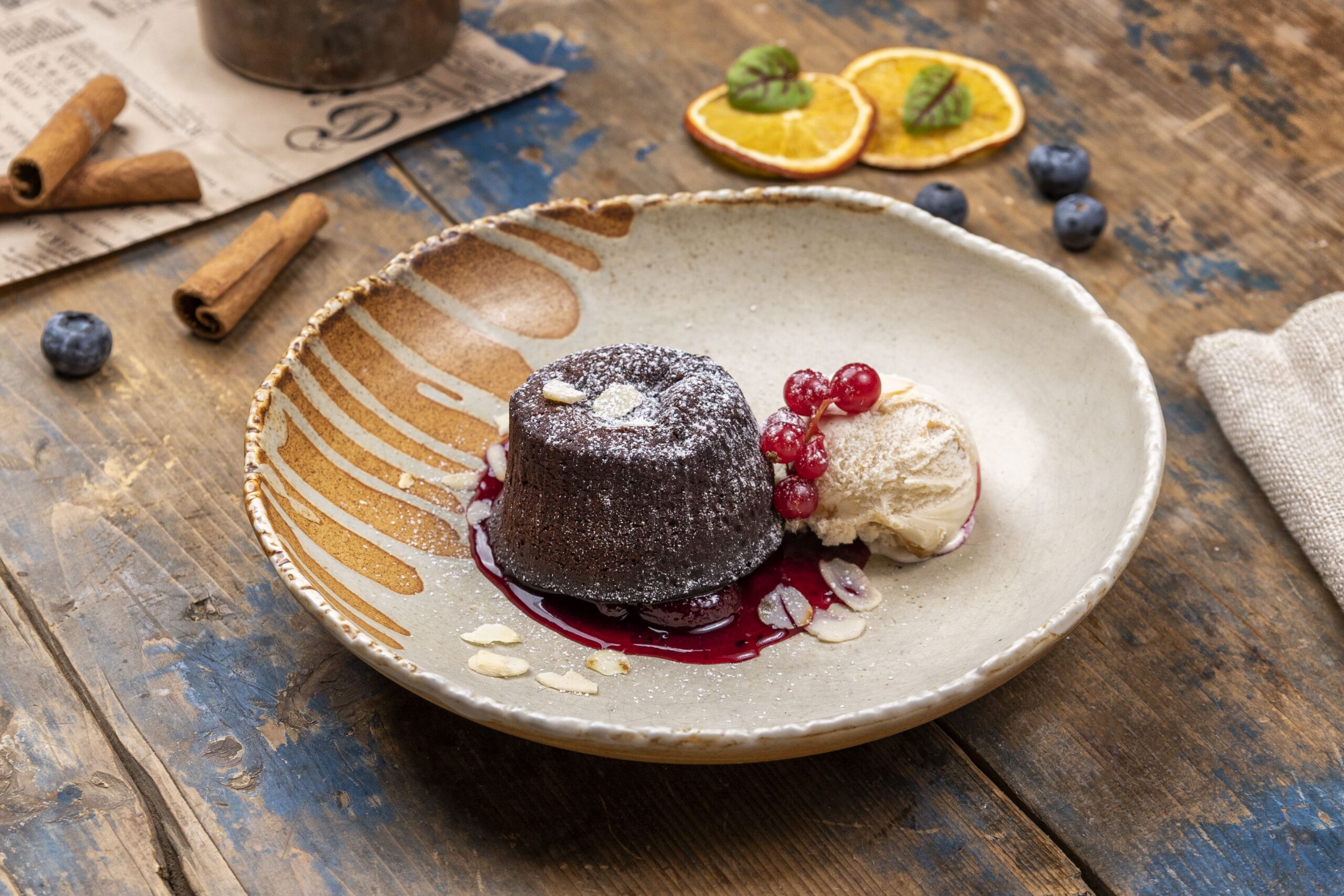Lava cake cu inghetata de vanilie 150g